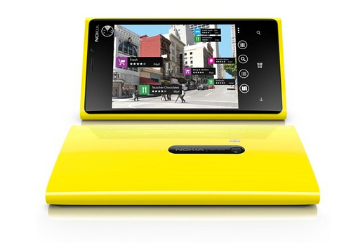 Nokia-Lumia-920-and-Lumia-820-wrap-off