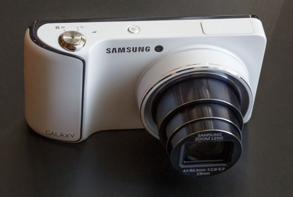 Samsung Galaxy Camera white color top view with expanded lens and zoom