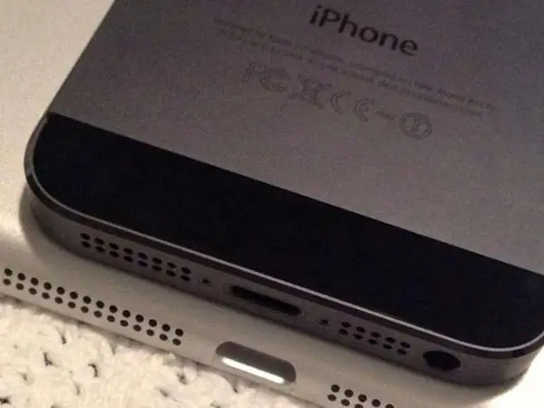 iPad Mini Dock Connector compared to iPhone5 Compare Dock Connector between iPad Mini and iPhone 5