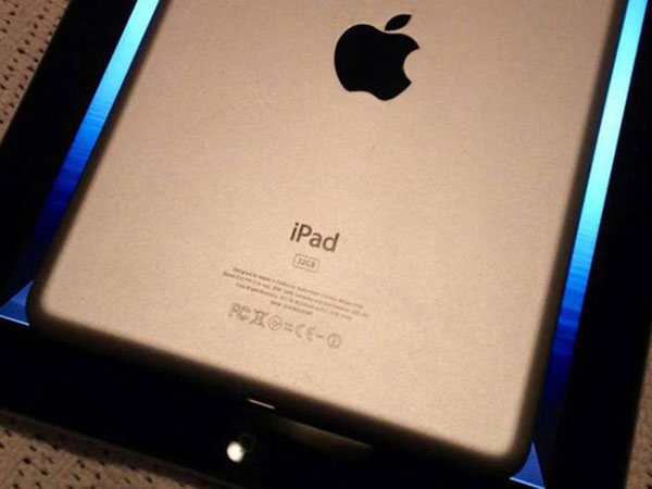 iPad Mini on top of iPad - Compare size