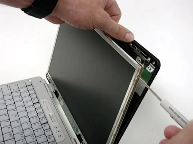 How to replace a laptop screen Review on replacing a broken laptop screen