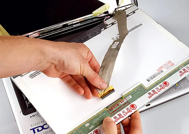 Laptop screen connector cables How to replacing a laptop screen connector cable