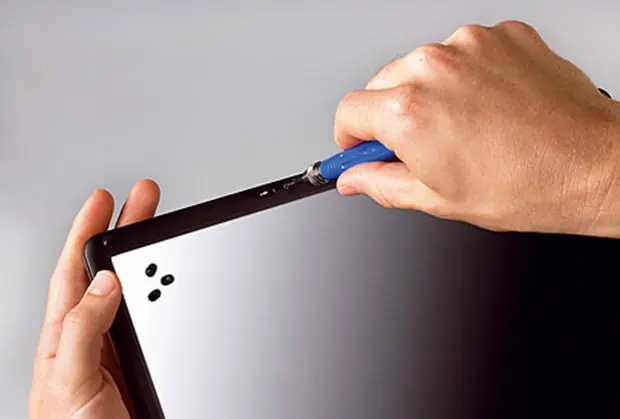 Removing the screws from a laptop screen Replacing a laptop screen screws