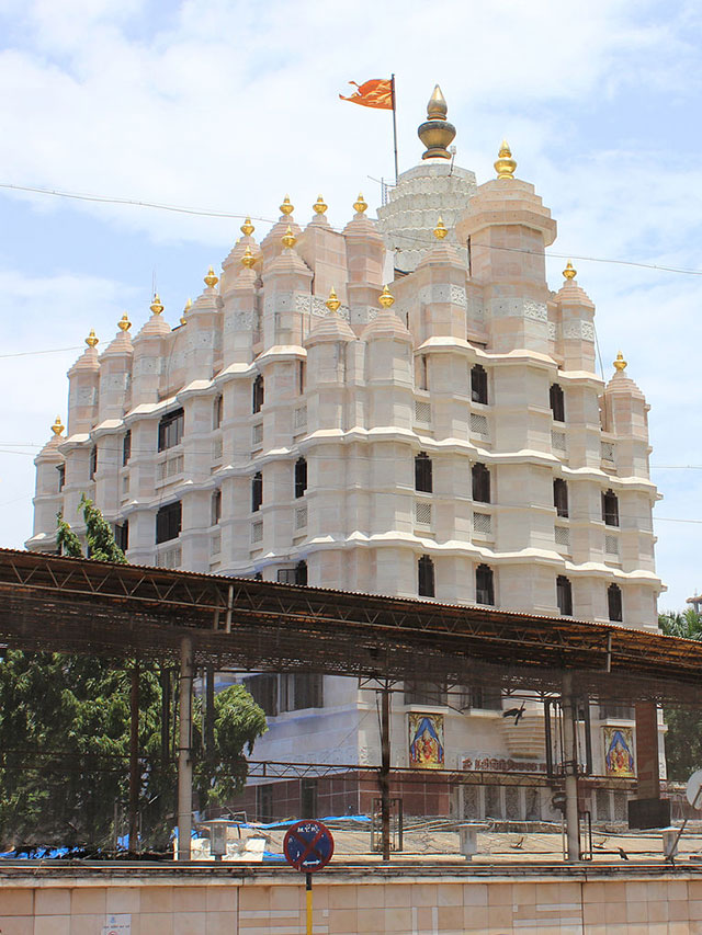 tourist travel to India's Shree Siddhivinayak Ganapati Mandir