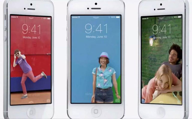 New Lock Screen in iOS 7 iPhone 5 and 5S with new iOS 7 OS design and latest features in review test
