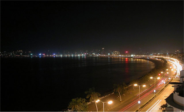 travel to Mumbai's Marine Drive and enjoy lights and full view in nightlife Mumbai India
