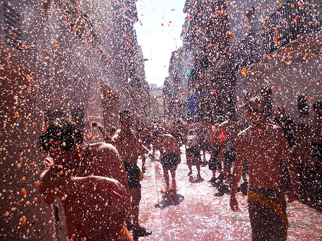 tomato-throwing crowed in spain