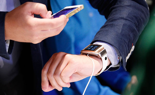 galaxy gear smart watch as mobile phone extension