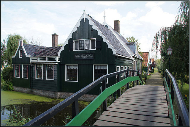 travel to natural tourist destinations in Holland and visit De Zaanse Schans
