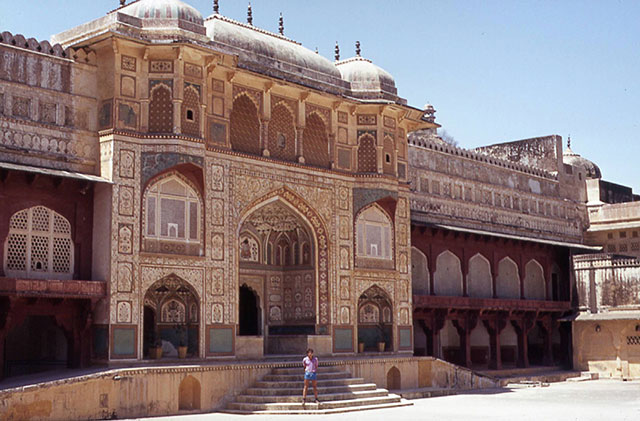 Indian tourist travel guide and tour information to monuments and forts in Jaipur in India