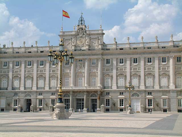 front view of Madrid's Palacio Real house tourist travel guide