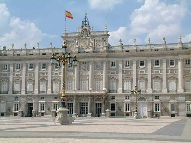 front view of Madrid's Palacio Real house tourist travel guide