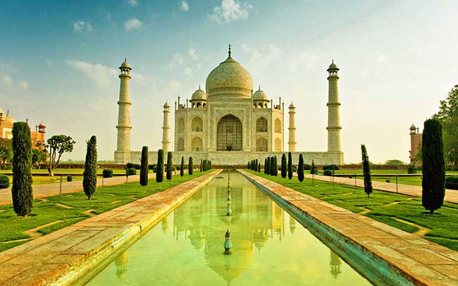 wonderful and romantic travel to Mumbai's tourist attractions and famous Taj Mahal