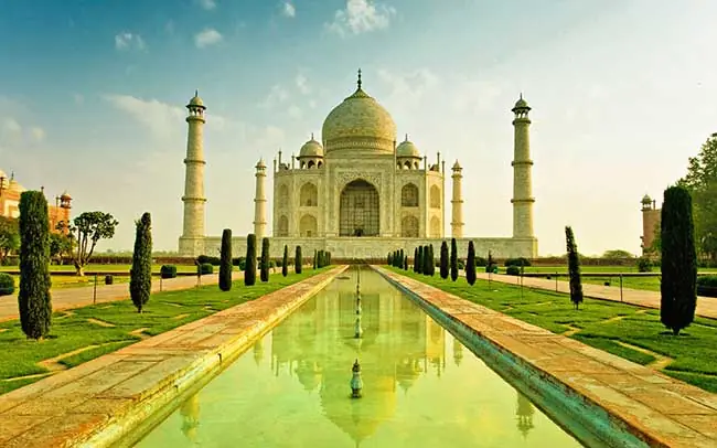 wonderful and romantic travel to Mumbai's tourist attractions and famous Taj Mahal