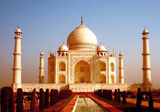 beautiful party travel fun to India's famous Taj Mahal temple