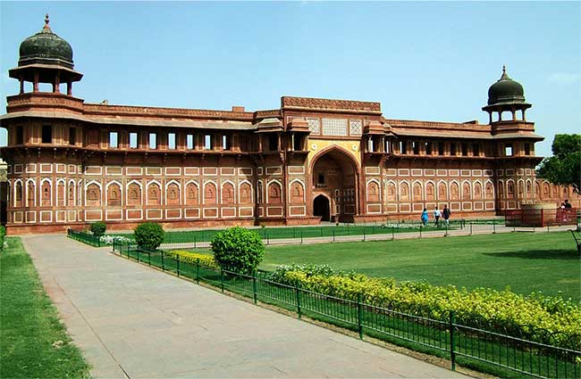 nearby Taj Mahal located tourists find the Agra Fort