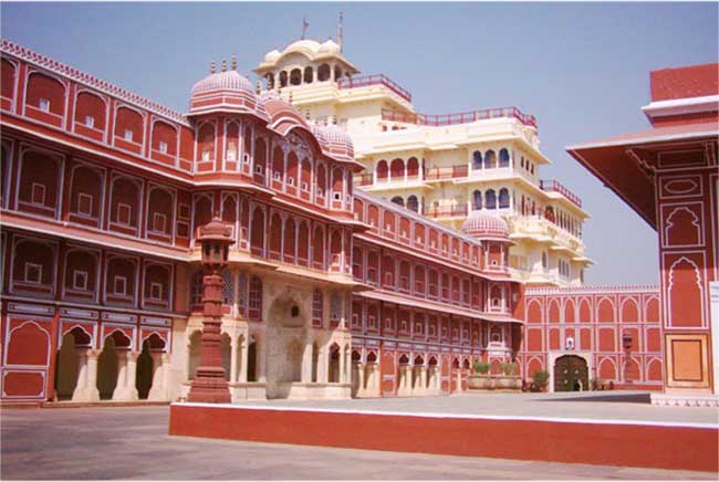travel to Indian city Jaipur and experience the culture of India in the pink city