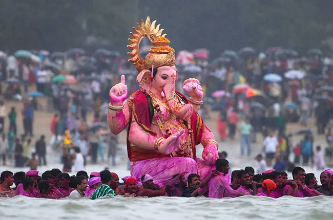 immersing the statue in beach