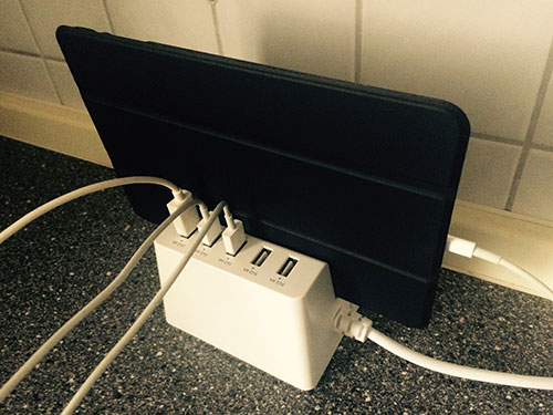 smart USB power strip with devices
